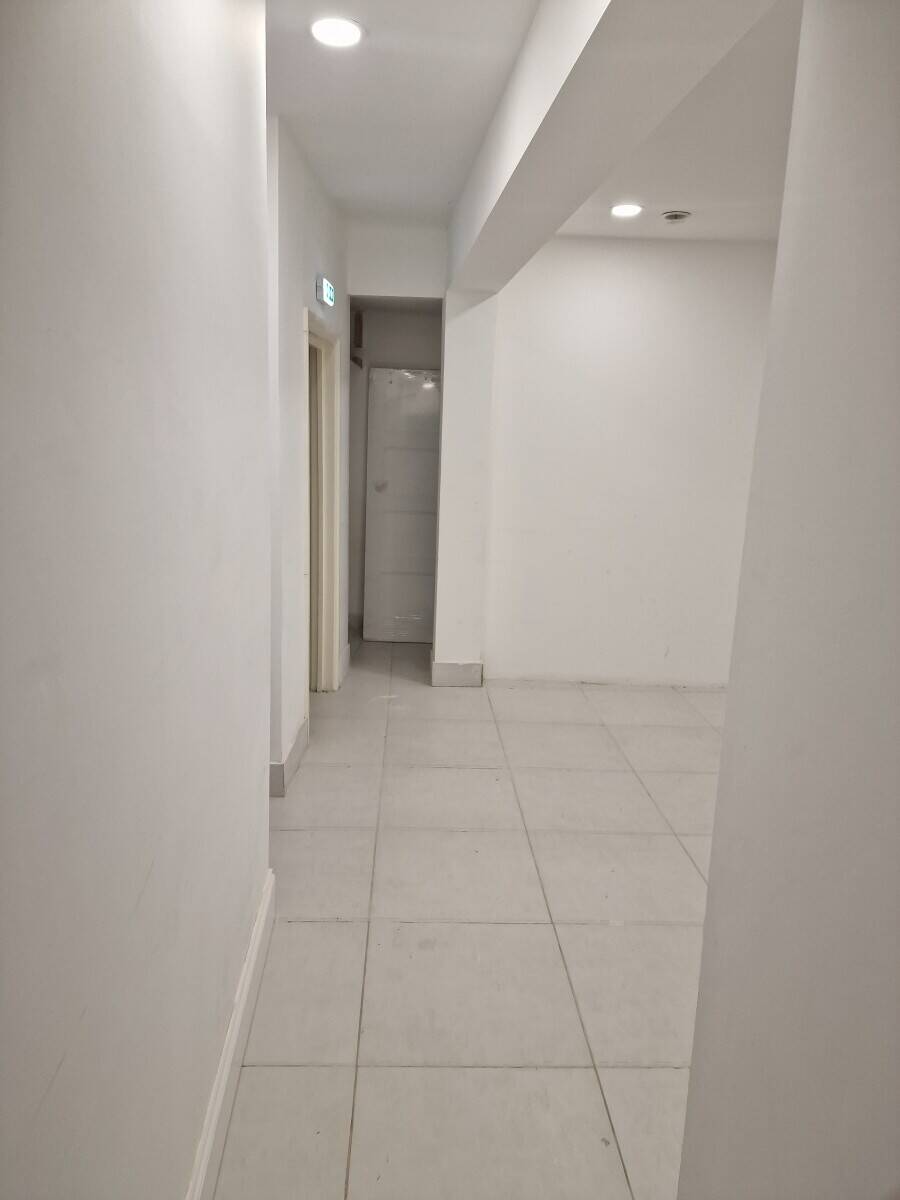 Busy Convenience Store & Off Licence – Prime High Street Location, High End Residential Area Photo 6