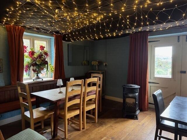 WILTSHIRE - PROMINENT CANALSIDE FREEHOUSE IN VALE OF PEWSEY