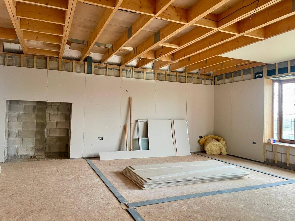 LEICESTERSHIRE - THREE STOREY PARTIALLY BUILT HOLIDAY LET IN DESIREABLE VILLAGE Photo 6
