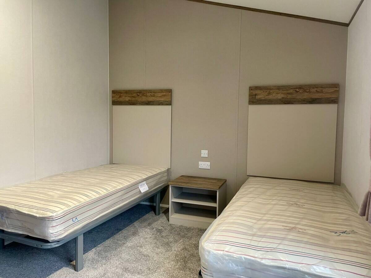 NOTTINGHAMSHIRE - TWO BEDROOM RESIDENTIAL LODGE WITH PARKING FOR 4 VEHICLES Photo 6