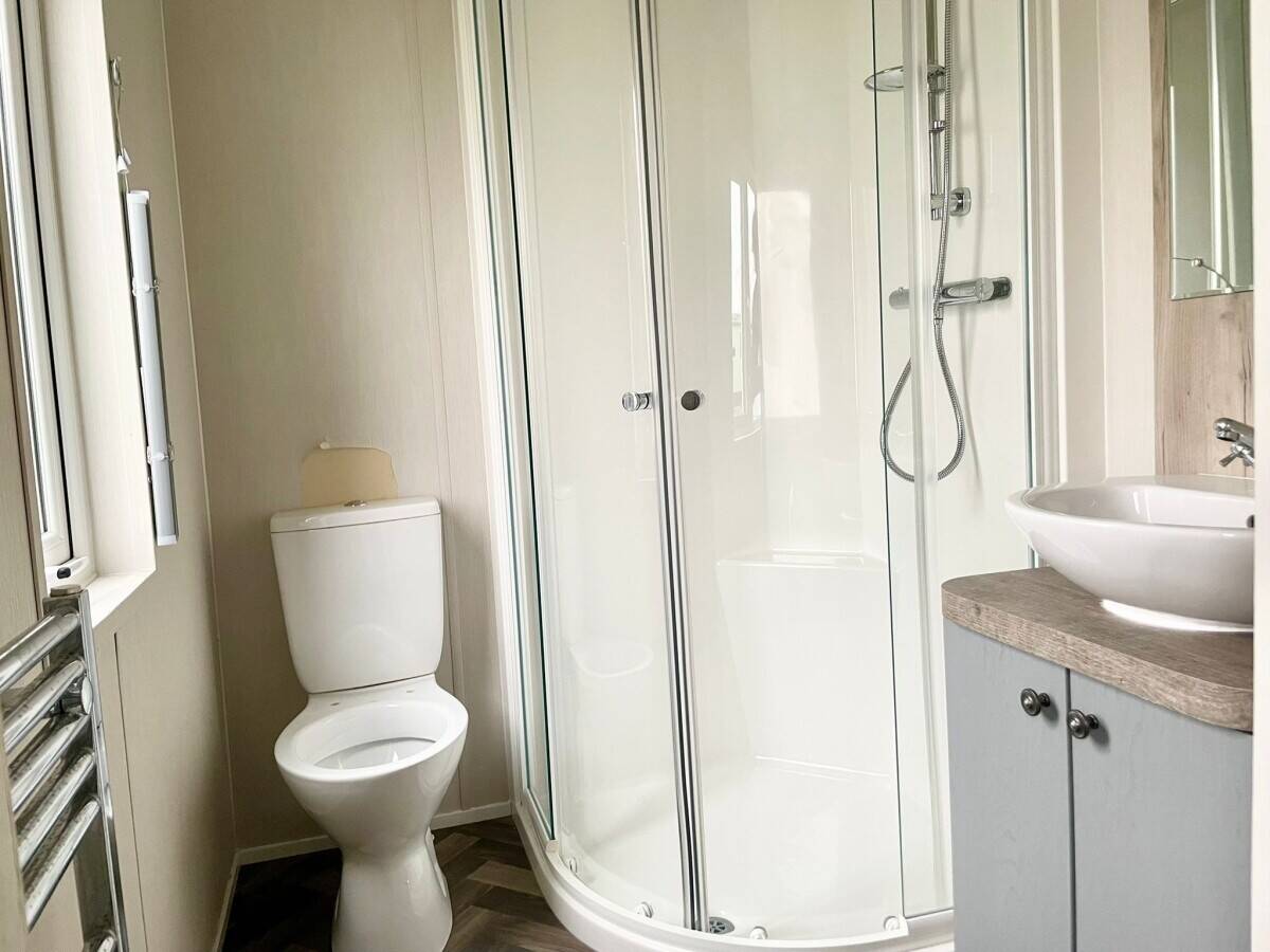 NOTTINGHAMSHIRE - TWO BEDROOM RESIDENTIAL LODGE WITH DEDICATED PARKING