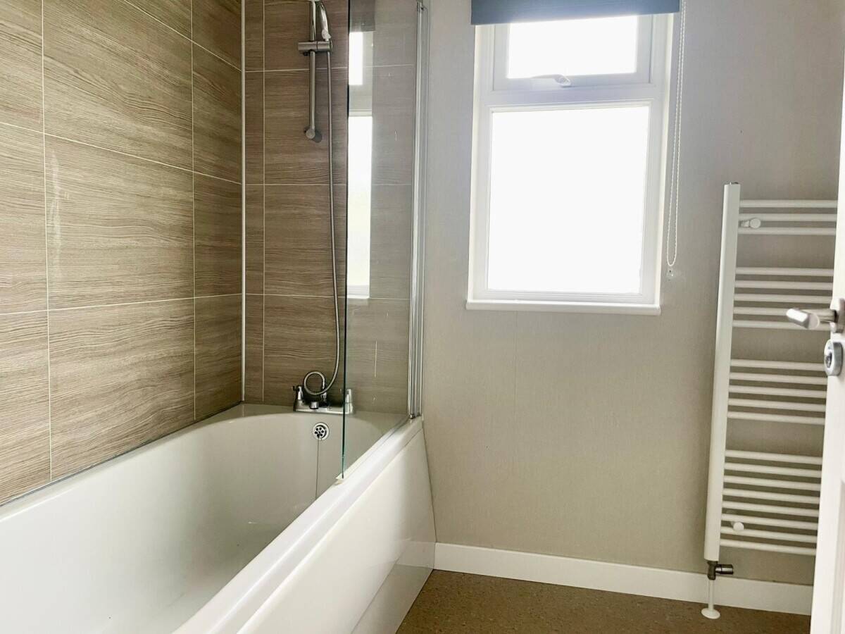 NOTTINGHAMSHIRE - THREE BEDROOM LODGE WITH PARKING FOR 3 CARS