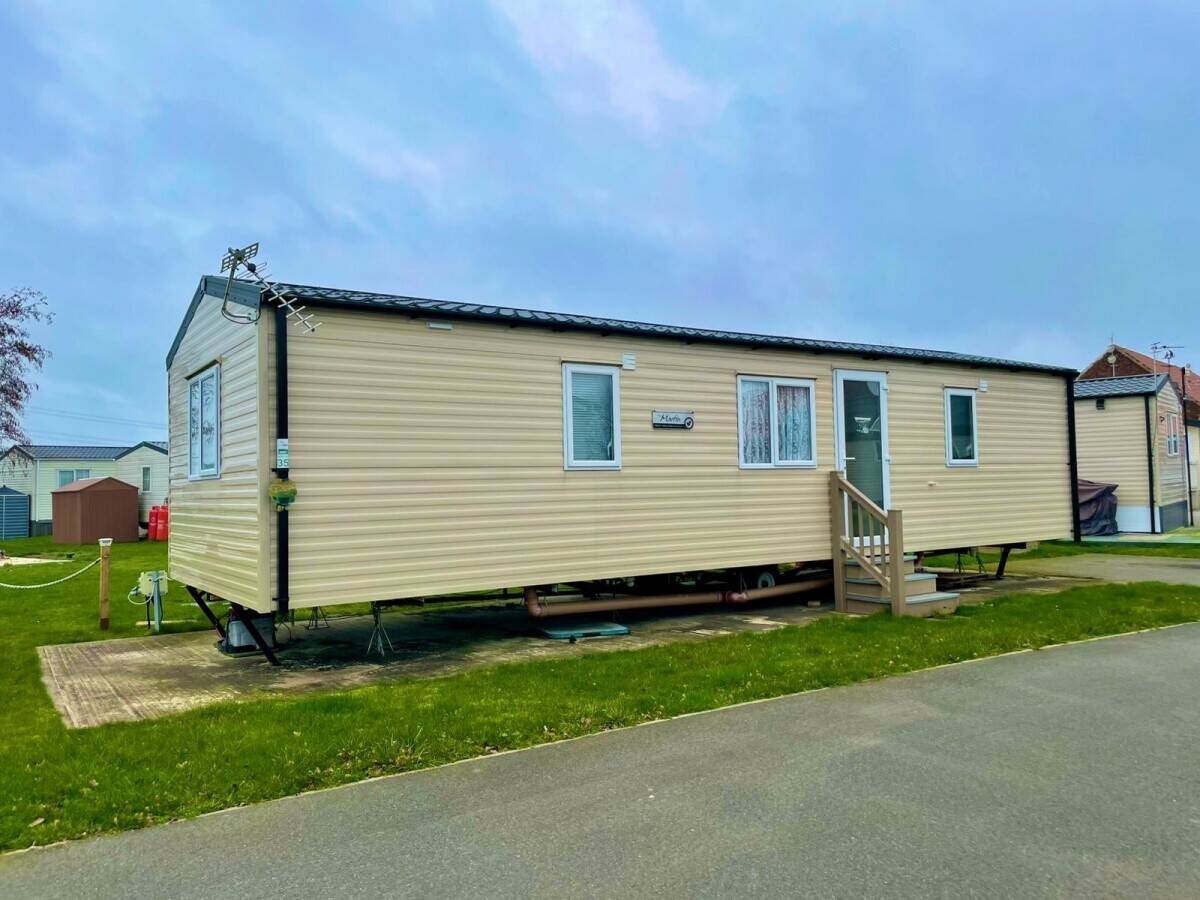 NOTTINGHAMSHIRE - TWO BEDROOM LODGE WITH DEDICATED PARKING Photo 6