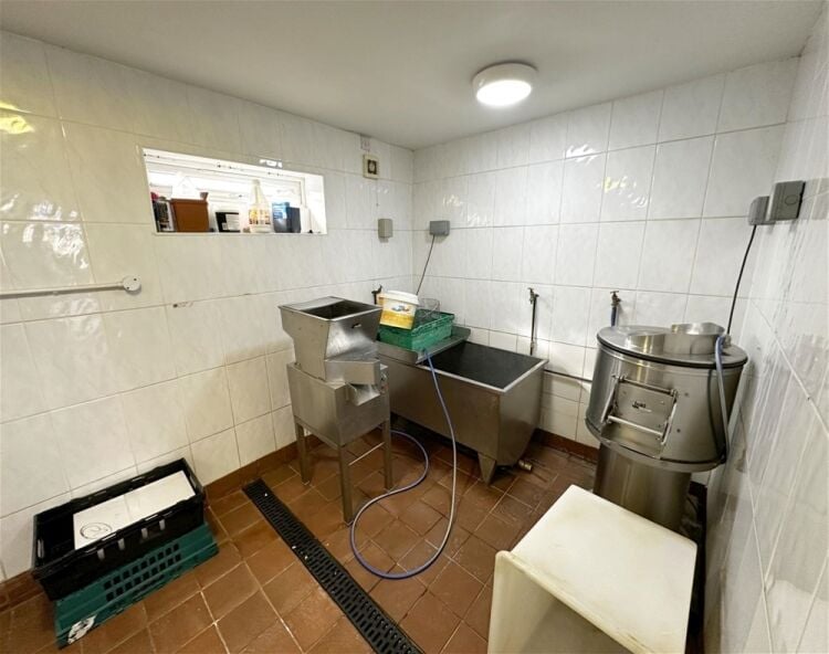 Spacious fish & chip takeaway, prominent Leicester corner