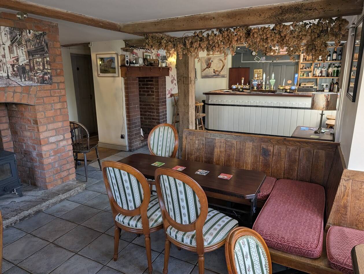 HEREFORDSHIRE - WELL-ESTABLISHED, CHARACTER, COTTAGE STYLE PUB IN PRIME VILLAGE LOCATION