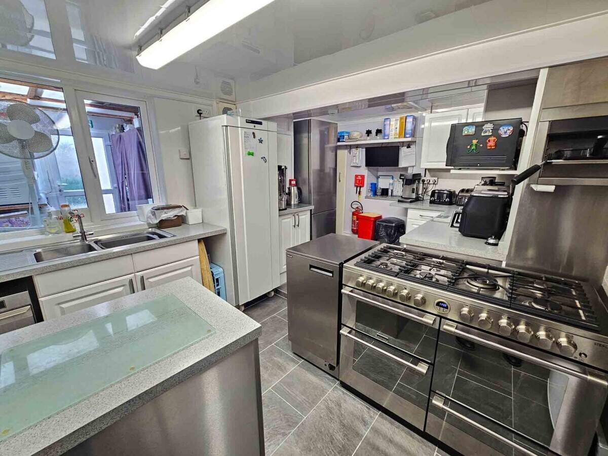 Profitable 15-Bedroom En-Suite Hotel Near Beach & Town Centre Photo 6