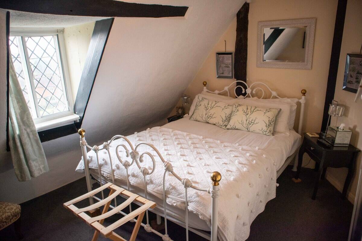 KENT - WELL-KNOWN HISTORIC PUB WITH FIVE LETTING ROOMS