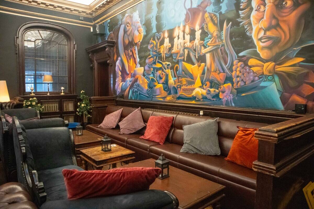 STREATHAM, LONDON - SUBSTANTIAL PUB WITH EXTENSIVE 12 ROOM ACCOMMODATION
