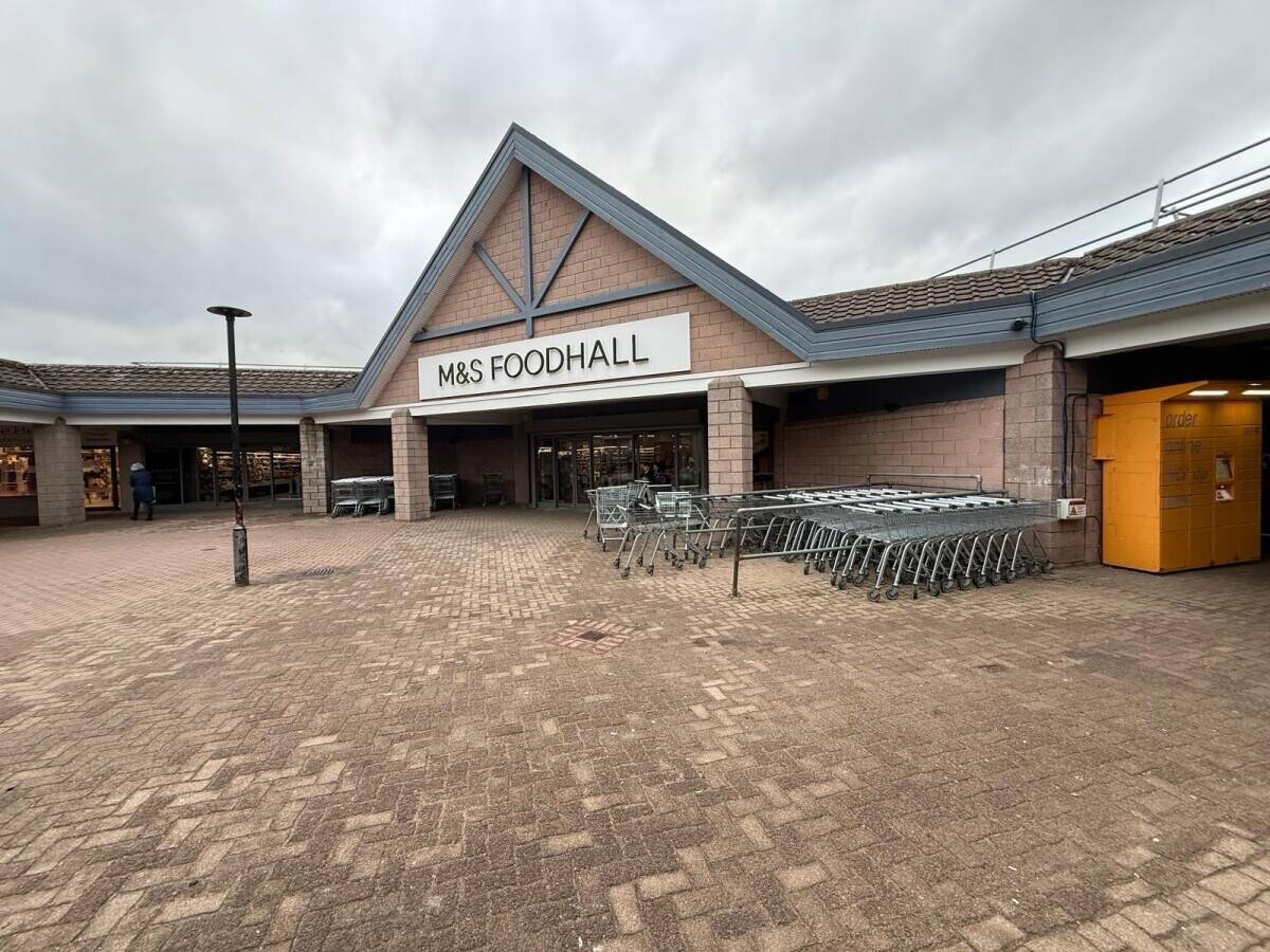 Neatly Presented Class 3 Takeaway Unit in a Very Busy Shopping Centre (ref 1811)