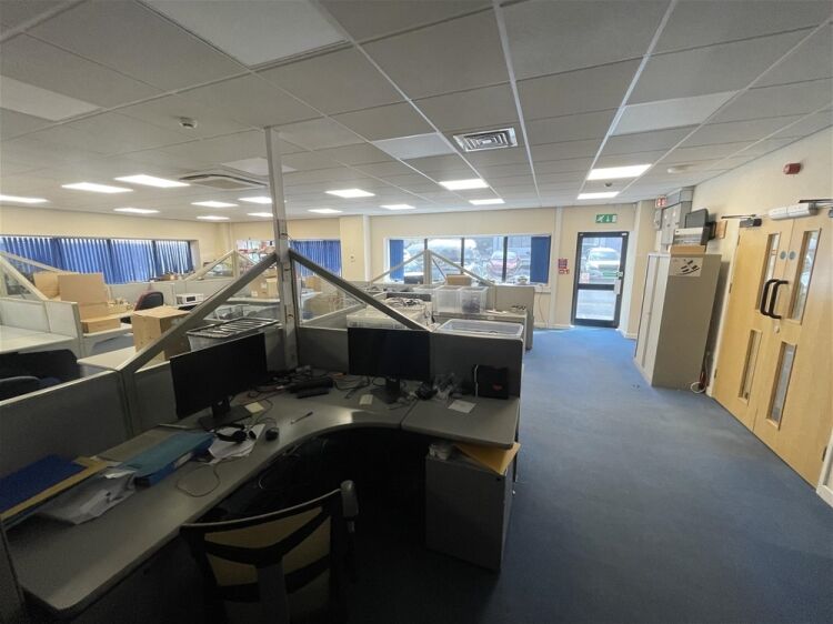 Modern Hybrid Office and storage Premises For Sale in Newton Abbot Photo 6