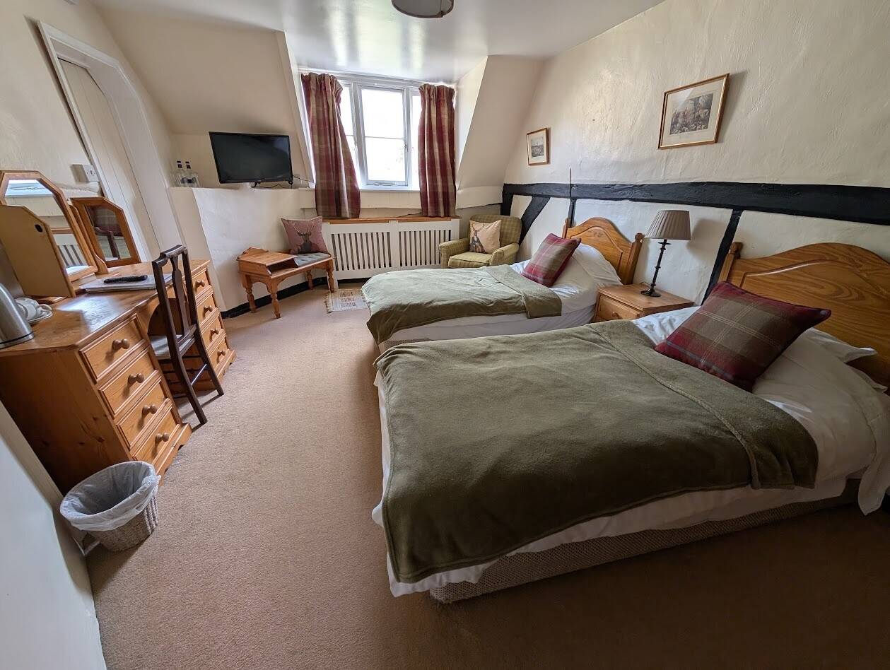 WORCESTERSHIRE/HEREFORDSHIRE BORDER - RIVERSIDE INN SET IN 2.7 ACRES