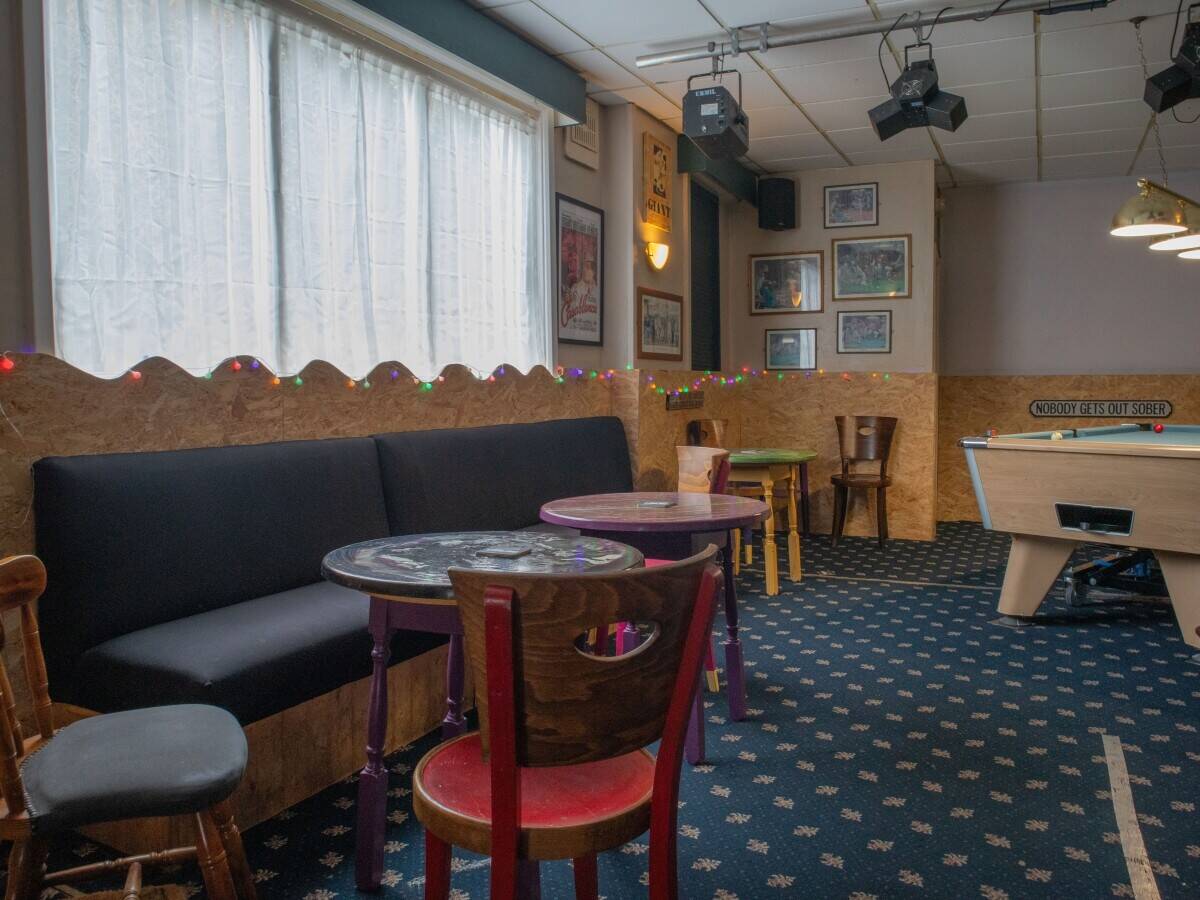 DEVON - PROMINENT WATERFRONT PUBLIC HOUSE WITH LETTING ROOMS IN SEASIDE TOWN