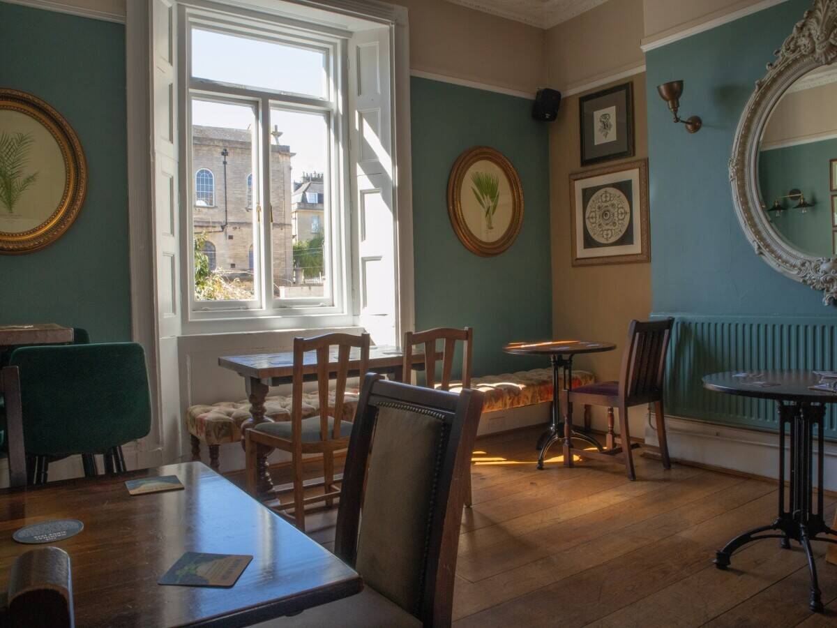 SOMERSET - PROMINENT AND POPULAR BATH CITY CENTRE FREEHOUSE Photo 6