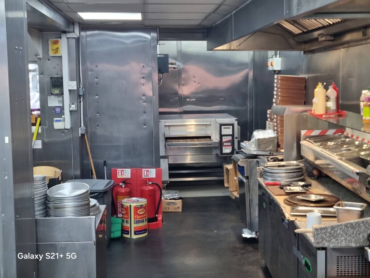 A5 Pizza takeaway with walk in fridge ready to go Photo 6
