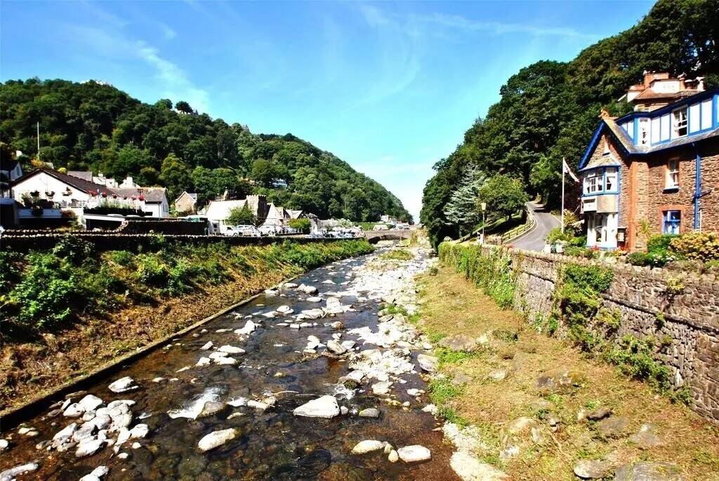 11 BED-GUEST HOUSE, TEA ROOM & SEPARATE 3 BED OWNERS’ COTTAGE