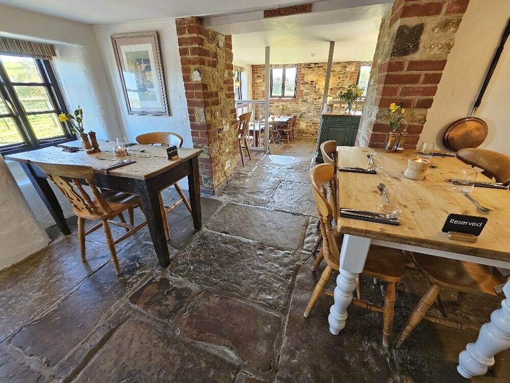 Iconic and Award Winning Free Of Tie Dorset Country Pub With A High Turnover & Exceptional Profits