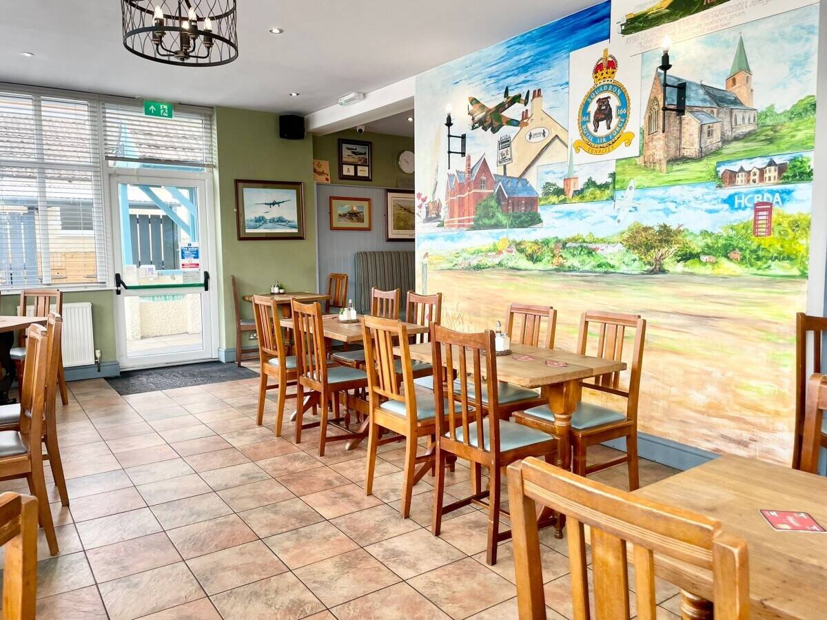 LINCOLNSHIRE - IMMENSELY SUCCESSFUL PUB ADJACENT TO HUMBERSIDE AIRPORT Photo 6