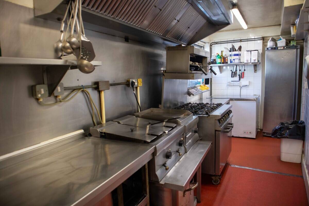 KENT - HIGH TURNOVER TOWN CENTRE PUB WITH STRONG FOOD SALES Photo 6
