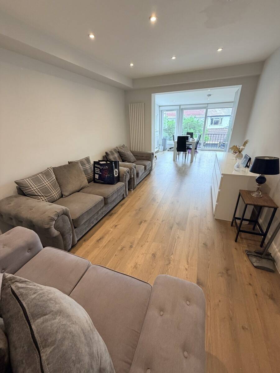 INCREDIBLE Restaurant space with huge 4 bedroom flat ACCOMMODATION included in Isleworth London Photo 6