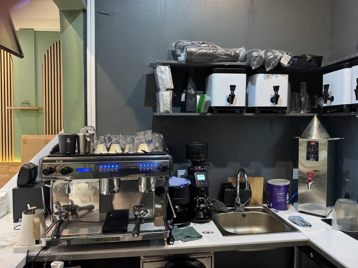 Modern Café Near University Area – Fully Equipped – Liverpool Photo 6