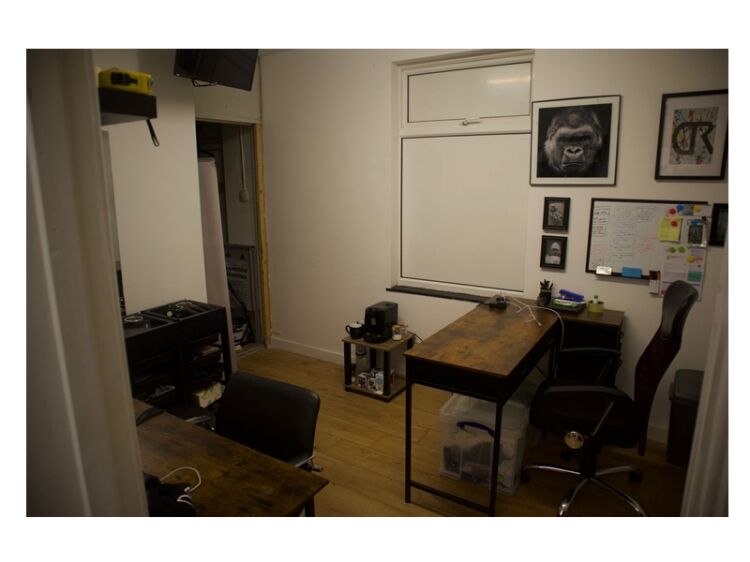 Cut Above the Rest – Award-Winning Modern Barbers Lounge Photo 6