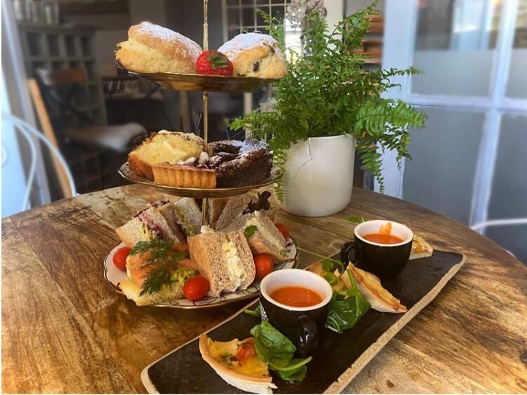 Lakeside Lifestyle – Vibrant Waterfront Bistro with Outdoor Dining Appeal