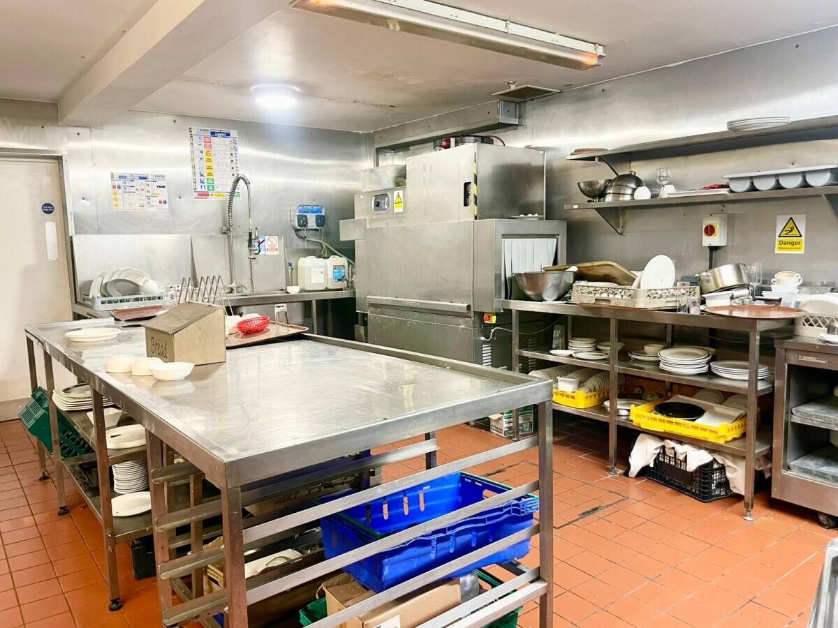 SOUTH YORKSHIRE - WELL PRESENTED BAR AND RESTURANT TO LEASE