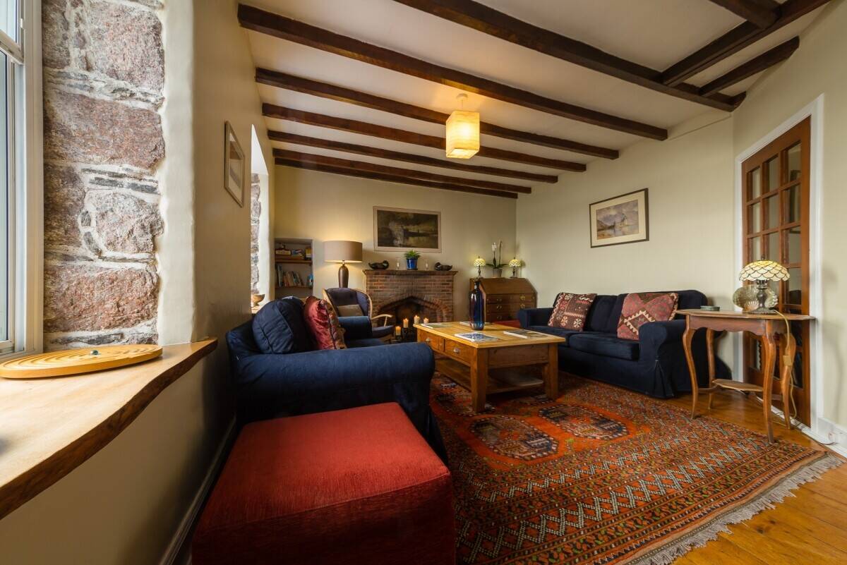 Well-Established, Popular 17-Bedroom Historic Island Hotel Photo 6