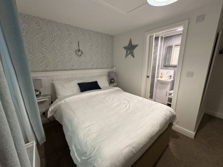 Freehold 5 Bedroom Guest House Located In Looe