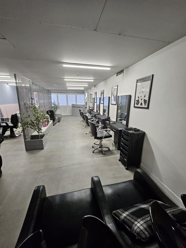 COMMERCIAL PROPERTY SUITABLE FOR A MULTITUDE OF USES
