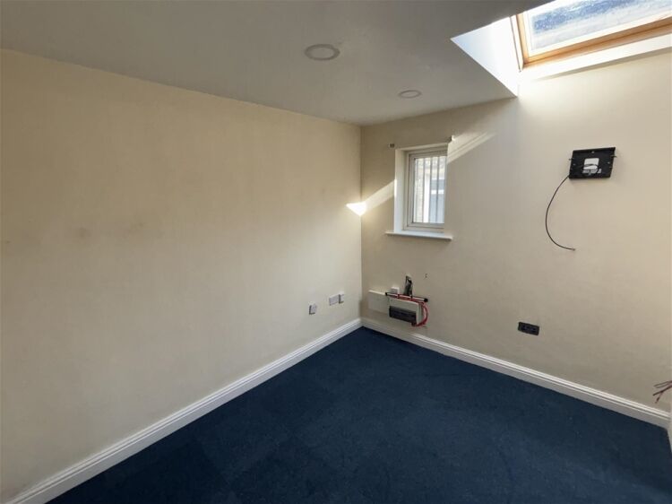 Vacant Unit For Sale in Leeds Photo 6