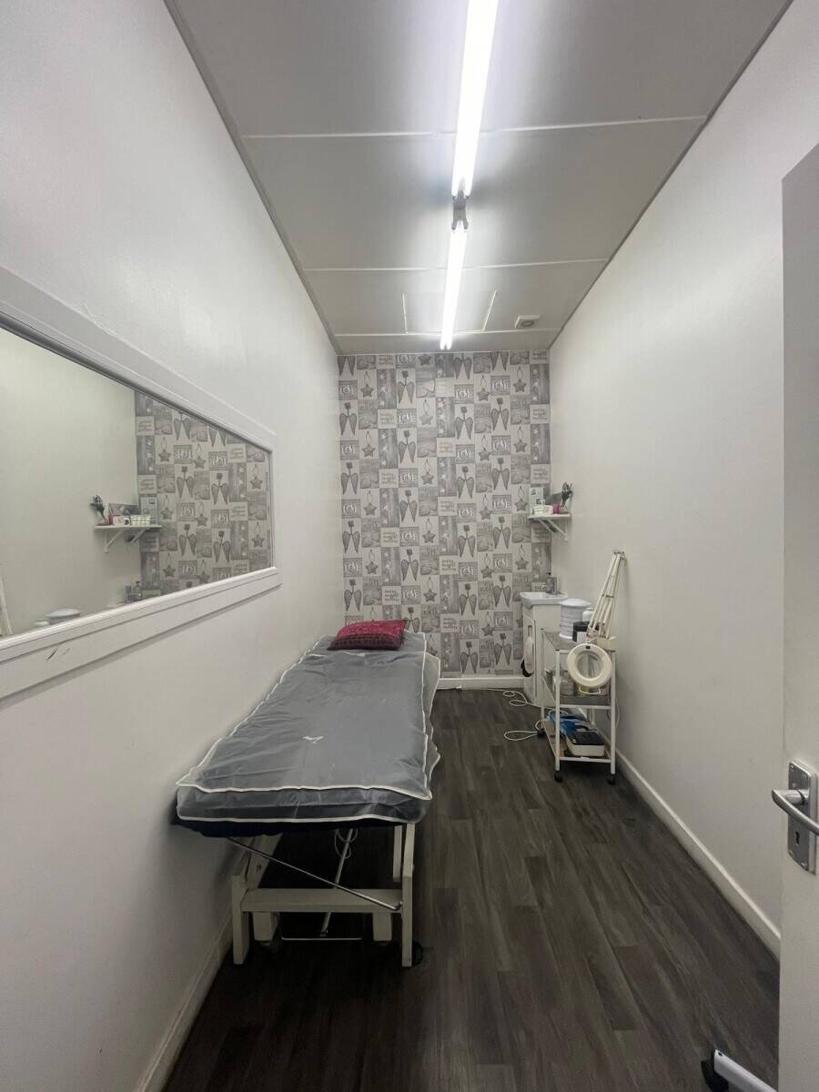 Beauty salon lease for sale in Hayes with potential growth in sales and good opportunity In Hayes Photo 5