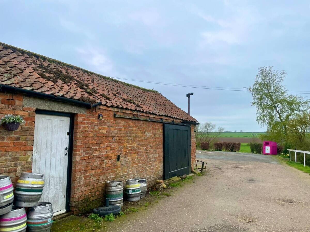 LINCOLNSHIRE - THREE BEDROOM PUB WITH LARGE CAR PARK