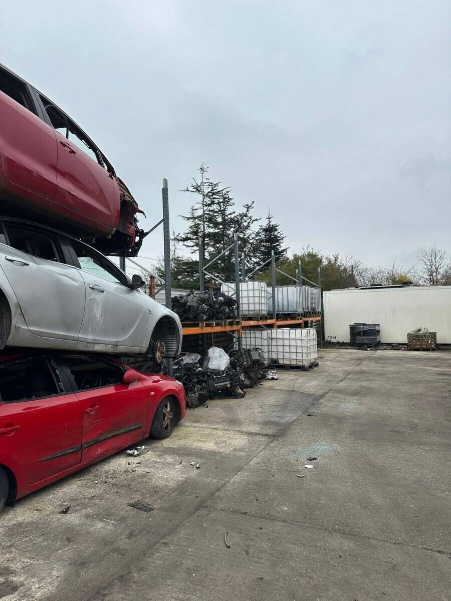FULLY LICENSED CAR BREAKER  YARD WITH EBAY SHOP IN NORTHWEST AND EVERYTHING NEEDED Photo 6
