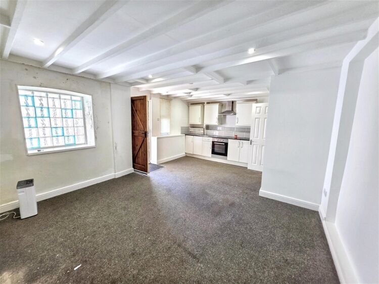 Auction Lot: Cottage/Studio Apartment in Paignton, Devon For Sale in Paignton Photo 6