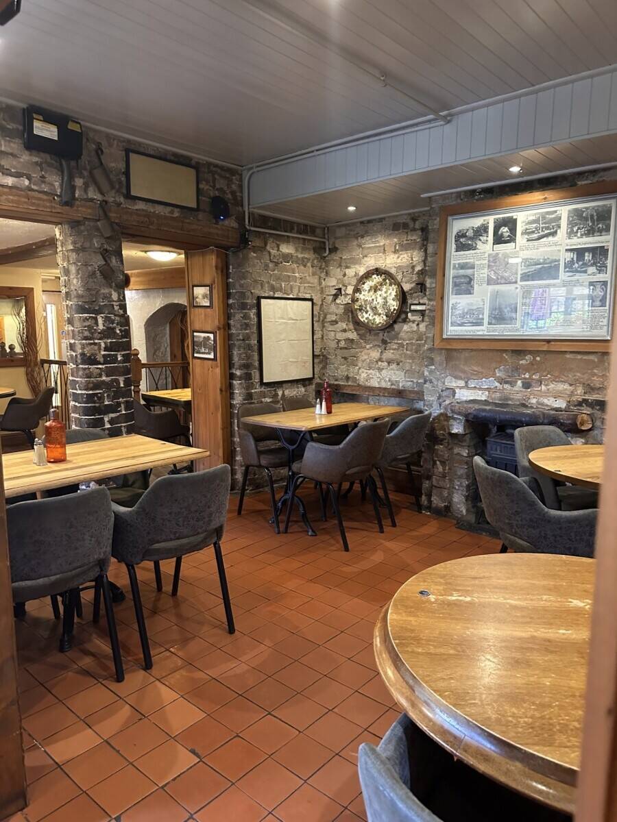 SHROPSHIRE - WORLD HERITAGE SITE - WELL-APPOINTED PUBLIC HOUSE WITH ESTABLISHED PROFITABLE BUSINESS
