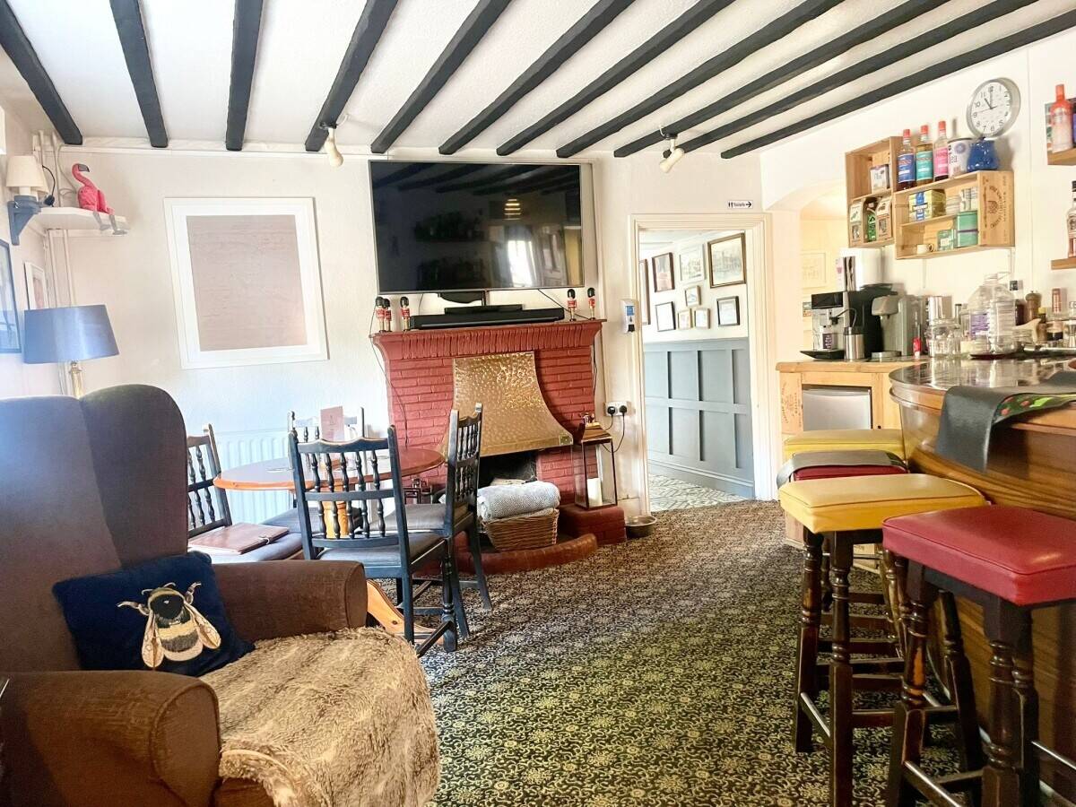 LINCOLNSHIRE - 5 BEDROOM PUB WITH DETACHED BREWERY Photo 6