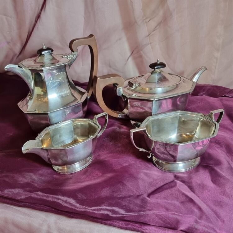 ANTIQUES EMPORIUM Photo 6