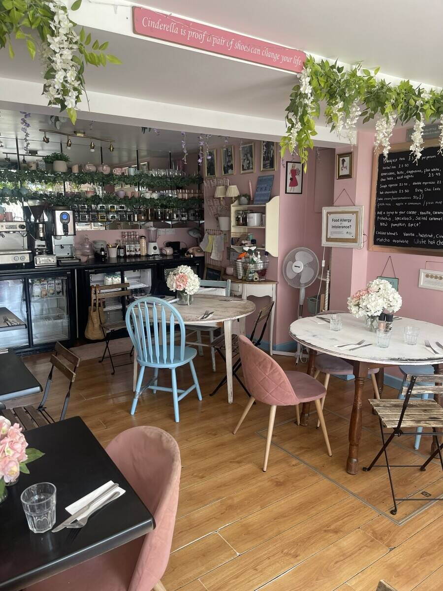 FULLY EQUIPPED DAYTIME CAFÉ /TEA ROOM Photo 6
