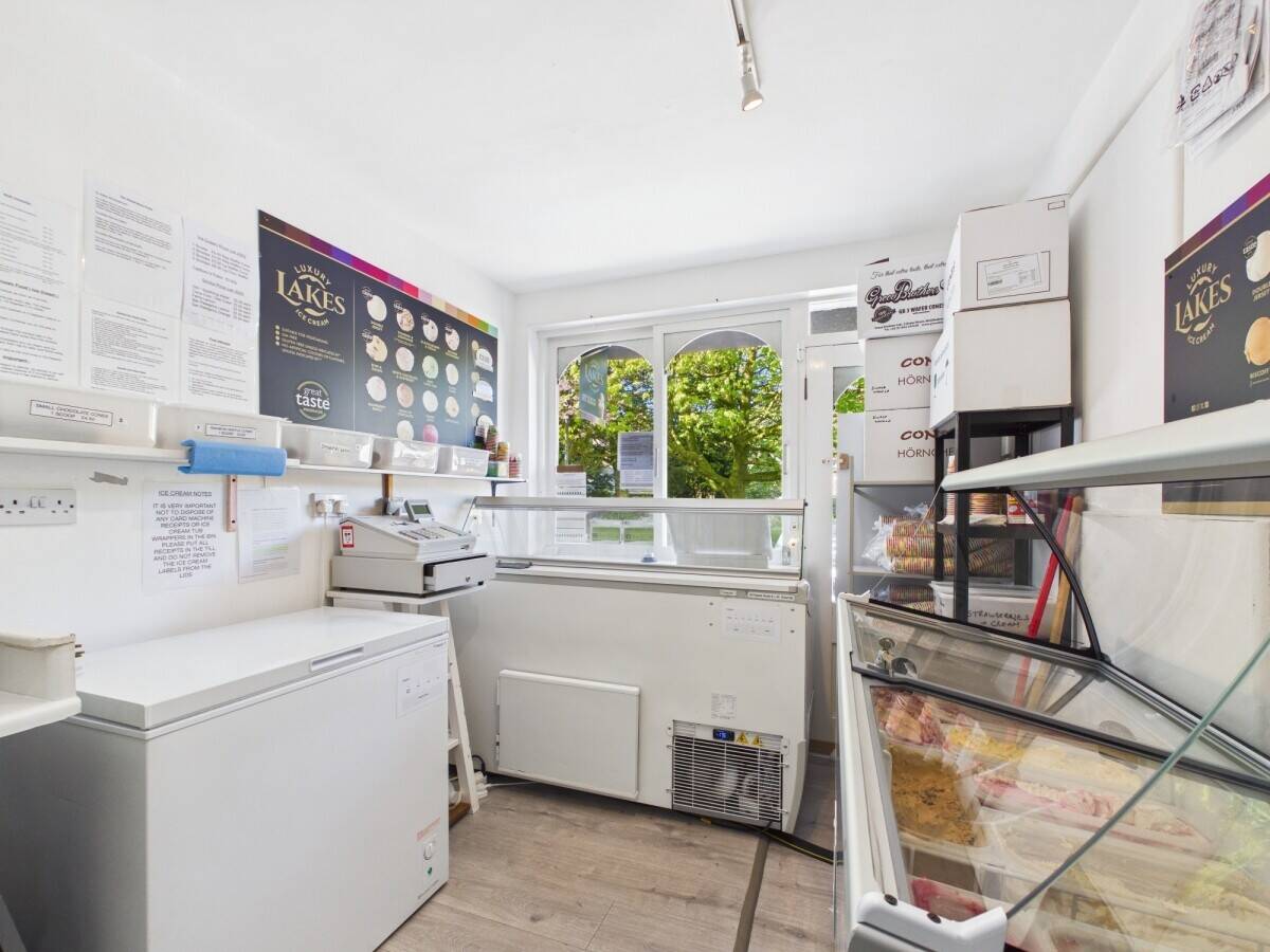 Sale of a well established and highly regarded leasehold business set in the Centre of this highly p Photo 6