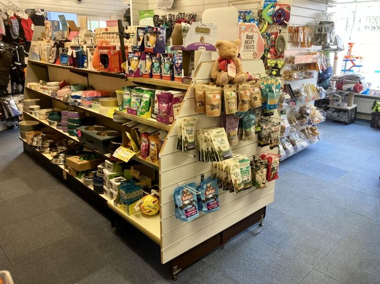 PET SUPPLIES & HAIR SALON (Operated by self-employed stylists)
