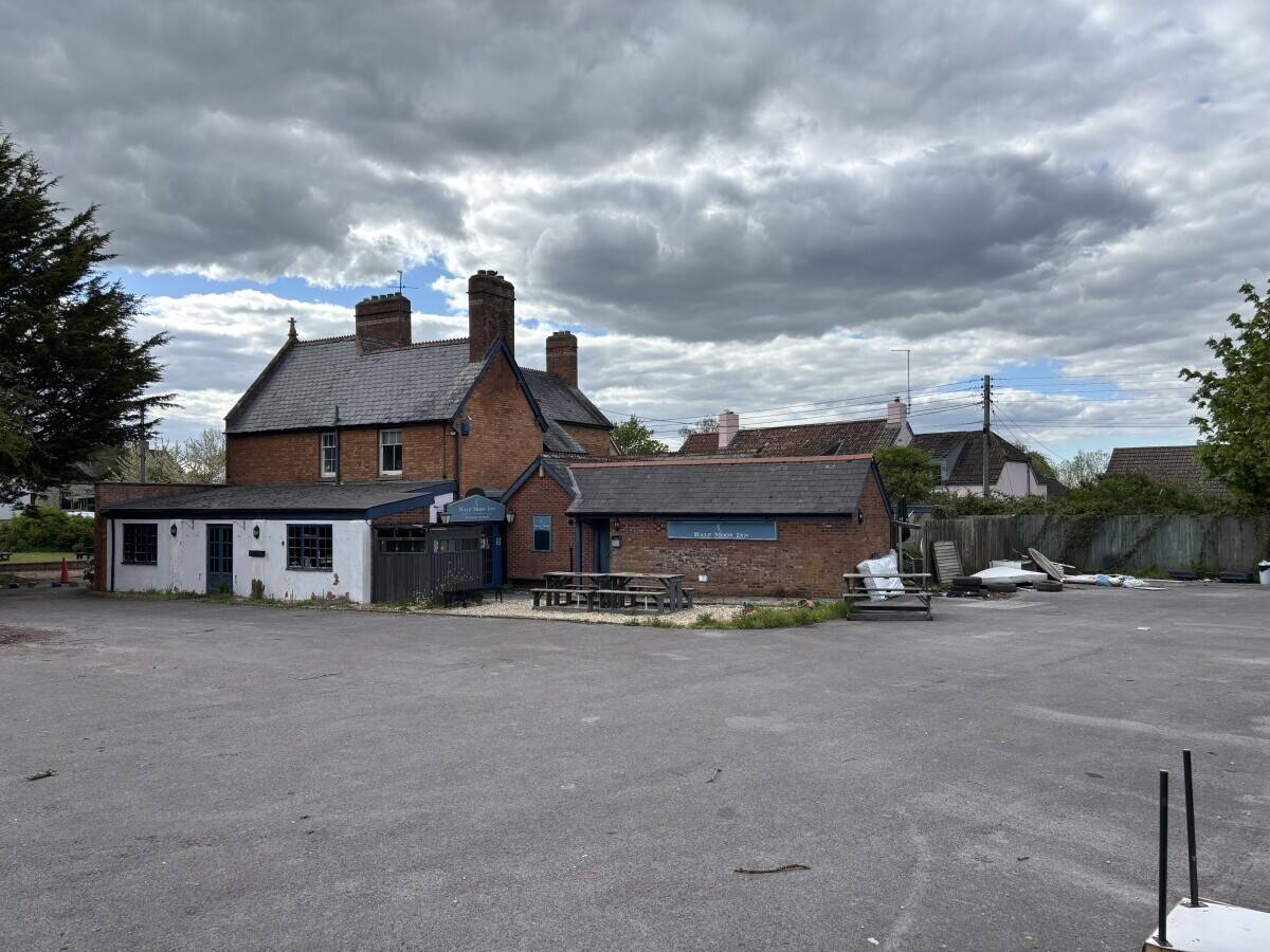 SOMERSET - FREE-OF-TIE VILLAGE PUB ON FRINGE OF COUNTY TOWN