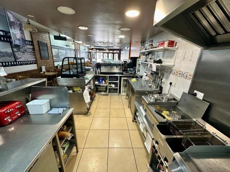 LEASEHOLD LIC. DAYTIME CAFE/RESTAURANT
WITH SELF CONTAINED 4 BED FLAT ABOVE