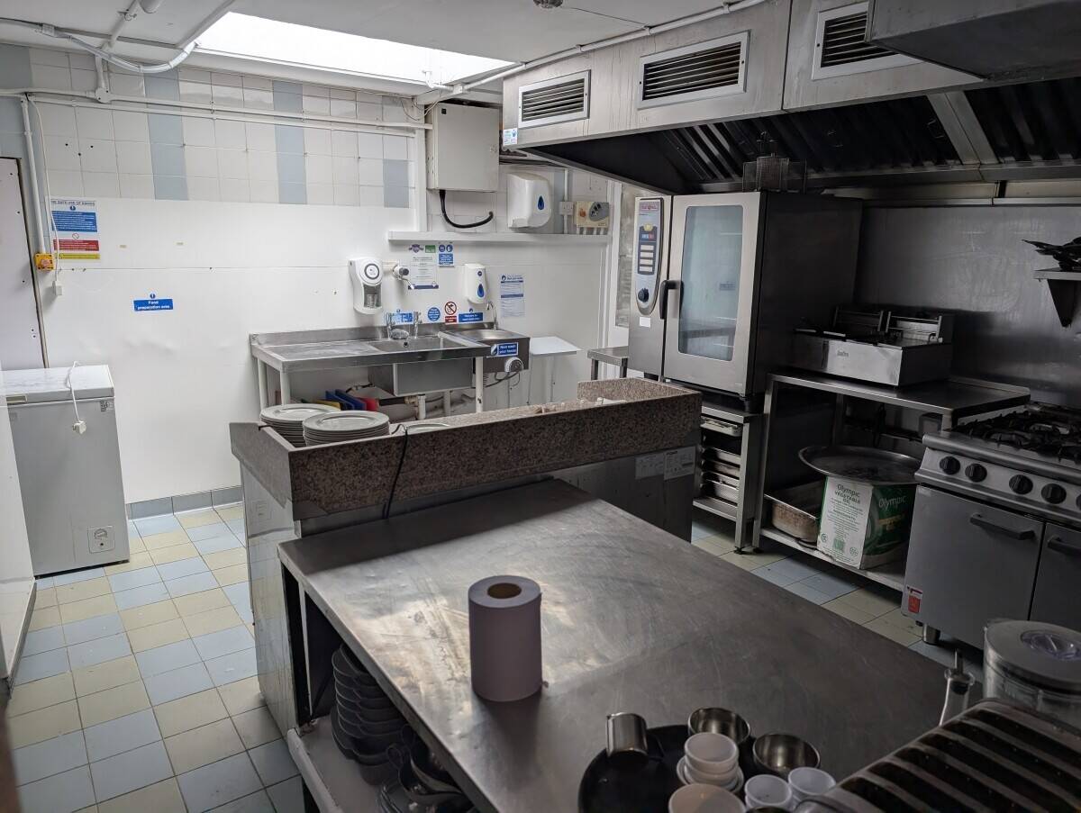 PEMBROKESHIRE - NEWLY RENOVATED 58 SEATER BAR & BISTRO FORMING PART OF HOTEL IN TOURIST DESTINATION Photo 6