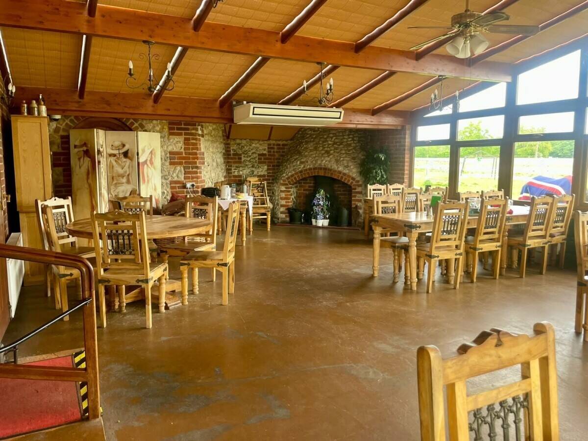 NORFOLK - FOOD-LED COUNTRY PUB WITH LARGE CAR PARK AND THREE LETTING ROOMS