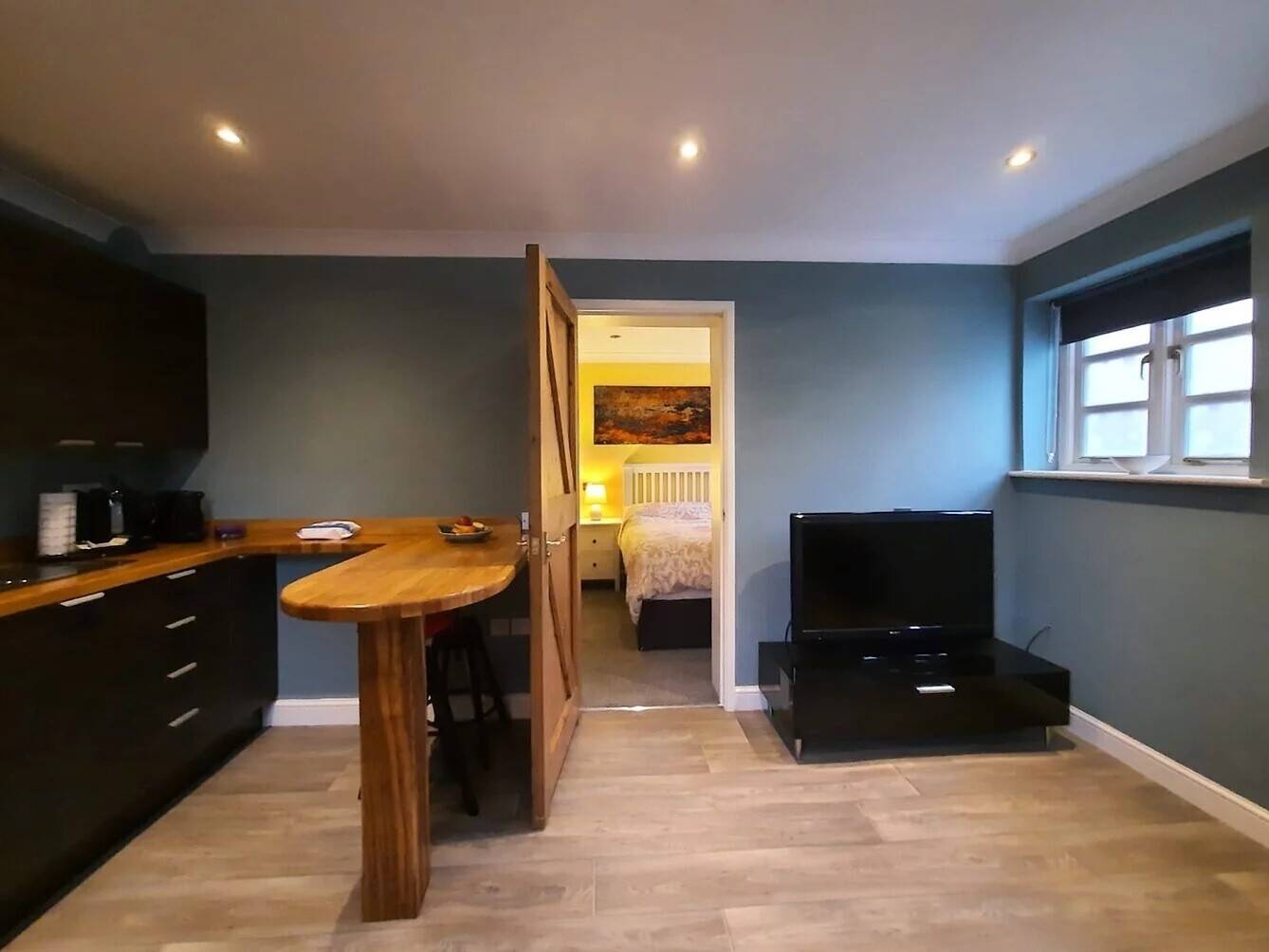 WILTSHIRE - PRESTIGIOUS VILLAGE FREEHOUSE WITH LETTING ACCOMMODATION Photo 6