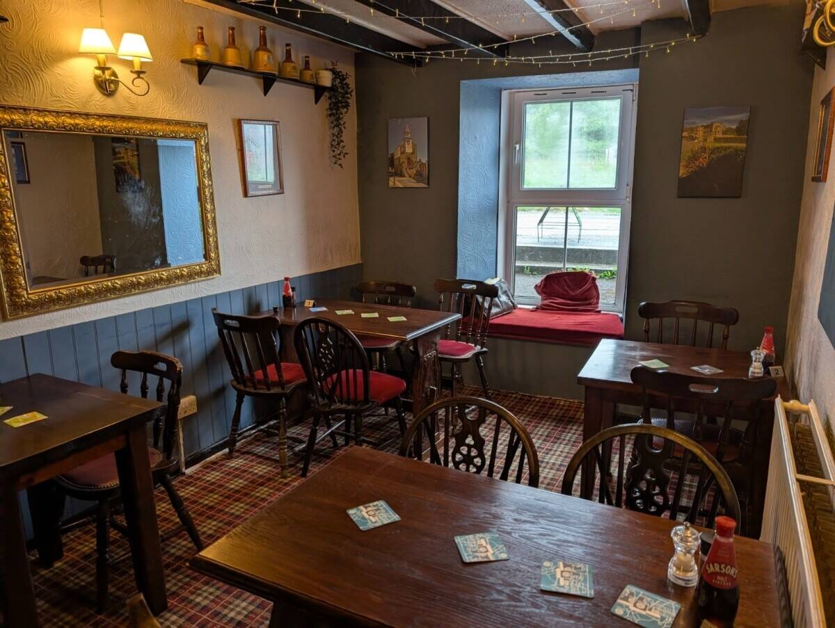 CARMARTHENSHIRE - TRADITIONAL VILLAGE PUB WITH ADDITIONAL ONE BEDROOM COTTAGE