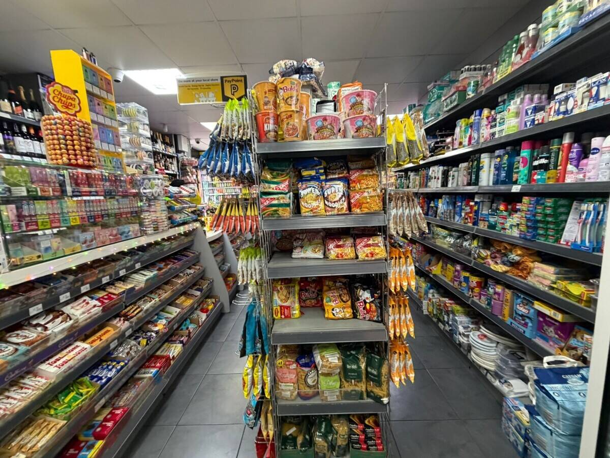 OFF LICENCE LEASE FOR SALE IN PRIME LOCATION IN CANARY WHARF WITH HIGH POTENTIAL TO INCREASE SALE.