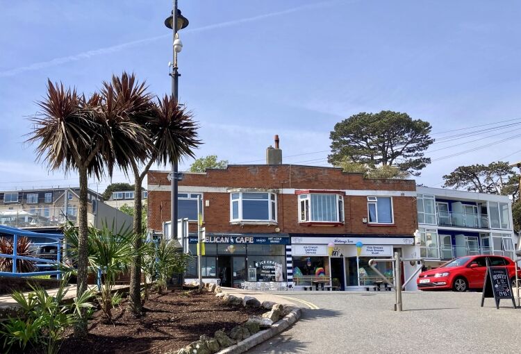 FISH & CHIP TAKEAWAY/RESTAURANT/CAFÉ & ICE CREAM PARLOUR with ALCOHOL LICENCE