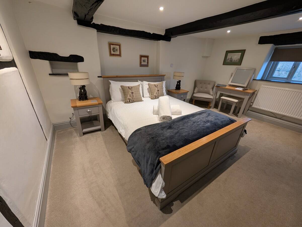 SHROPSHIRE - MAIN ROAD COUNTRY INN WITH LETTING ROOMS